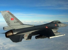 Турция провела учения истребителей F-16 над Черным морем