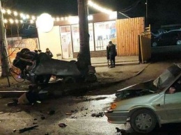 В Запорожье серьезное ДТП на Победе: авто перевернулось и снесло щит