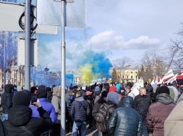 В годовщину расстрелов на Майдане в столице 4000 человек требуют вернуть Крым и Донбасс