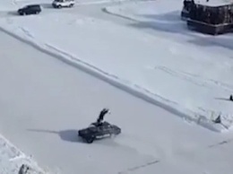 Столкновение машины с судьей гонок в Кузбассе попало на видео