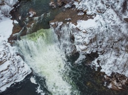 Известный криворожский фотограф показал, как выглядит водопад Белые Камни зимой и ночью
