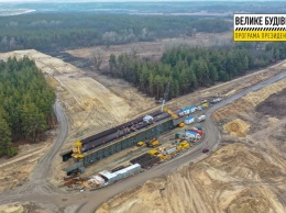 Возводят мосты, прокладывают тоннели: в Днепропетровской области строят самый сложный участок трассы Н-31