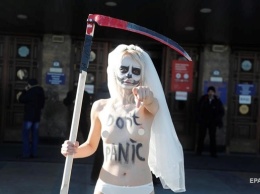 В Киеве активистка Femen призывала не паниковать