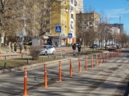 Столичные коммунальщики разделили полосы движения на улице Ломоносова делиниаторами