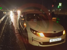 На выезде из Днепра столкнулись Daewoo и Kia: пострадала женщина