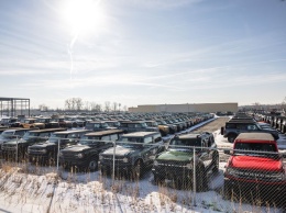 Тысячи внедорожников Ford Bronco вновь заполнили гигантскую парковку у завода
