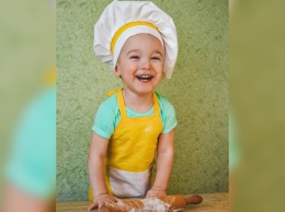 В Днепре 2-летний мальчик удивляет соцесети кулинарными "талантами"