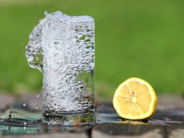 Помогает похудеть и вывести токсины: 6 мифов о воде с лимоном