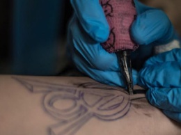 Отец разрешил 6-летней дочери сделать ему татуировку