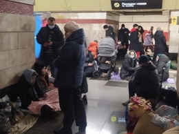Киевское метро перевели на режим укрытия: пассажиров возить не будет