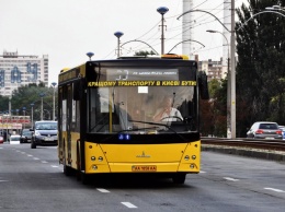 В Киеве частный и коммунальный транспорт занялся перевозкой защитников столицы