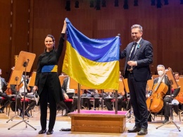 Музы не молчат: дирижер Одесской оперы развернула на концерте в Болонье украинский флаг