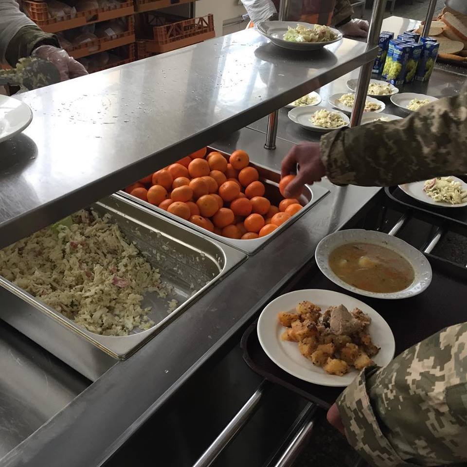 Армейское меню. Армейская еда в столовой. Меню армейской столовой. Столовая военнослужащих. Армейский рацион питания в столовой.