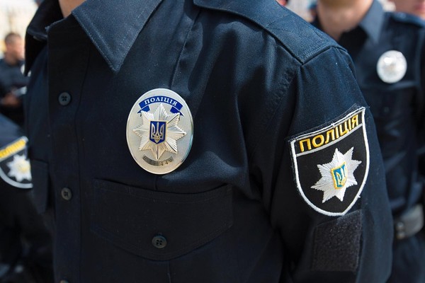 На Прикарпатье мужчина бросался топором в полицейских и пытался разбить арматурой голову инспектору