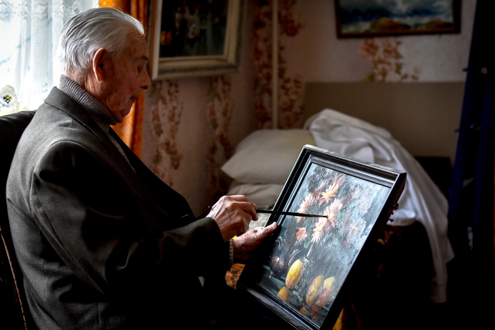 Солдат Победы: 93-летний ветеран НКВД из Крыма планирует издать художественный альбом и написать мемуары