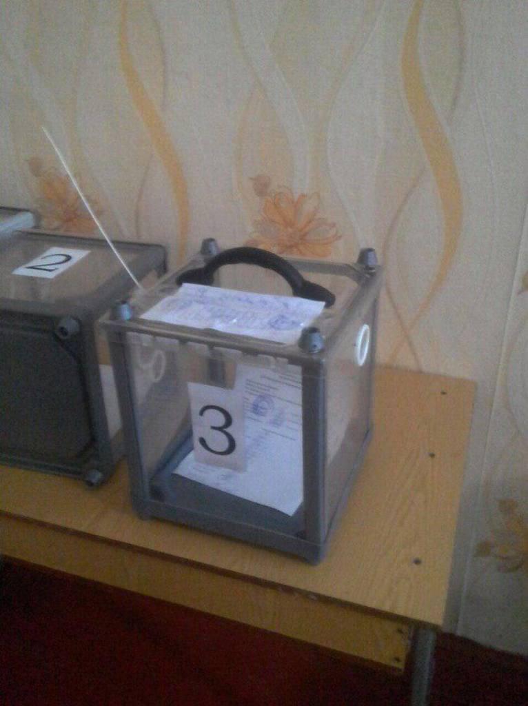 Как проходят выборы в Украине: закрытые участки, сломанные урны и масса нарушений