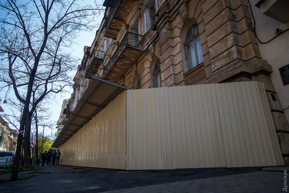 Памятник архитектуры на Гоголя обнесли забором: люди Коломойского хотят его перестроить