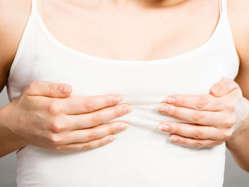 Почему болит грудь: 8 распространенных причин