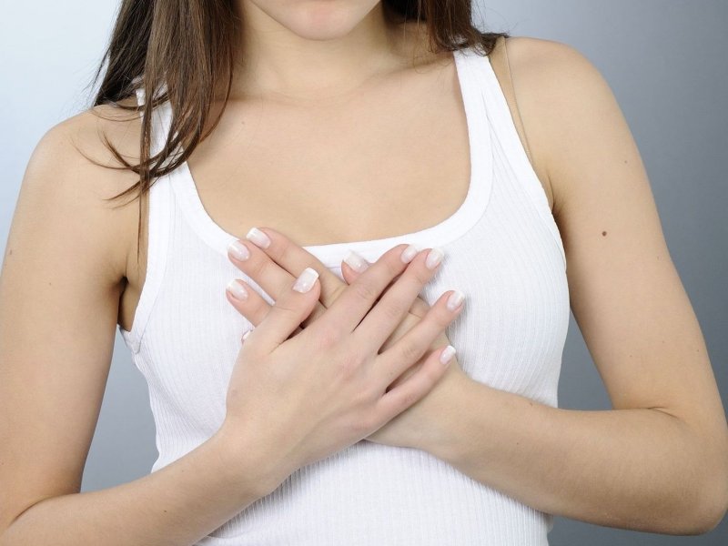 Почему болит грудь: 8 распространенных причин