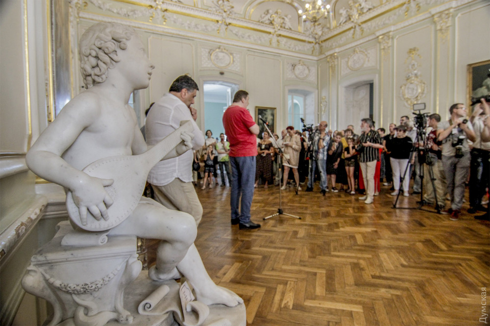 Ангел с винилом и Арлекин со скрипкой: на Odessa Classics показали музыкальную живопись Арсена Савадова