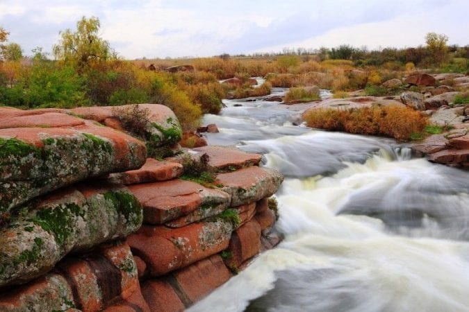 Невероятный степной феномен: под Днепром течет уникальный водопад (Фото)
