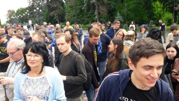 Не могут сами - подгоним: украинцы пошли на крайности из-за выборов, под Радой становится жарко