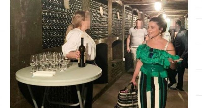 «Баба-колхозница, одетая с рынка»: На дегустации вин в Крыму замечена Наташа Королева