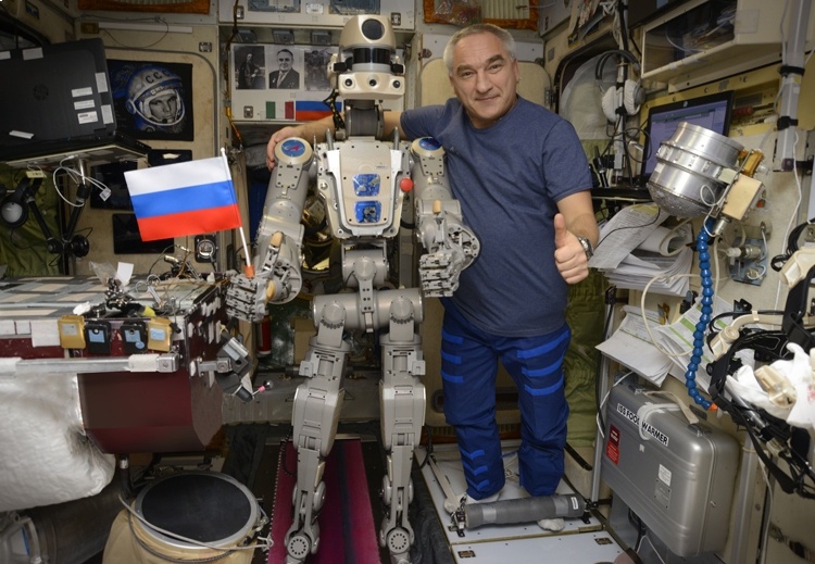 Фото и видео дня: робот Федор на борту МКС