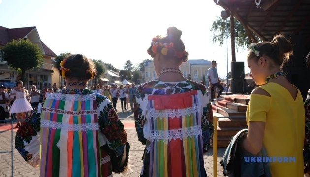 Гуцульский фестиваль на Буковине собрал рекордное количество людей в кептарях