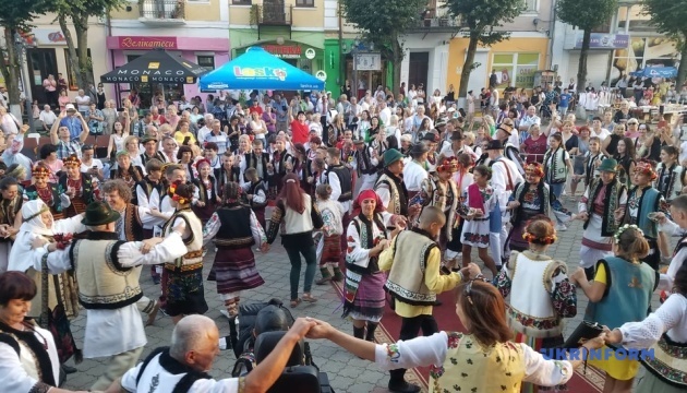 Гуцульский фестиваль на Буковине собрал рекордное количество людей в кептарях