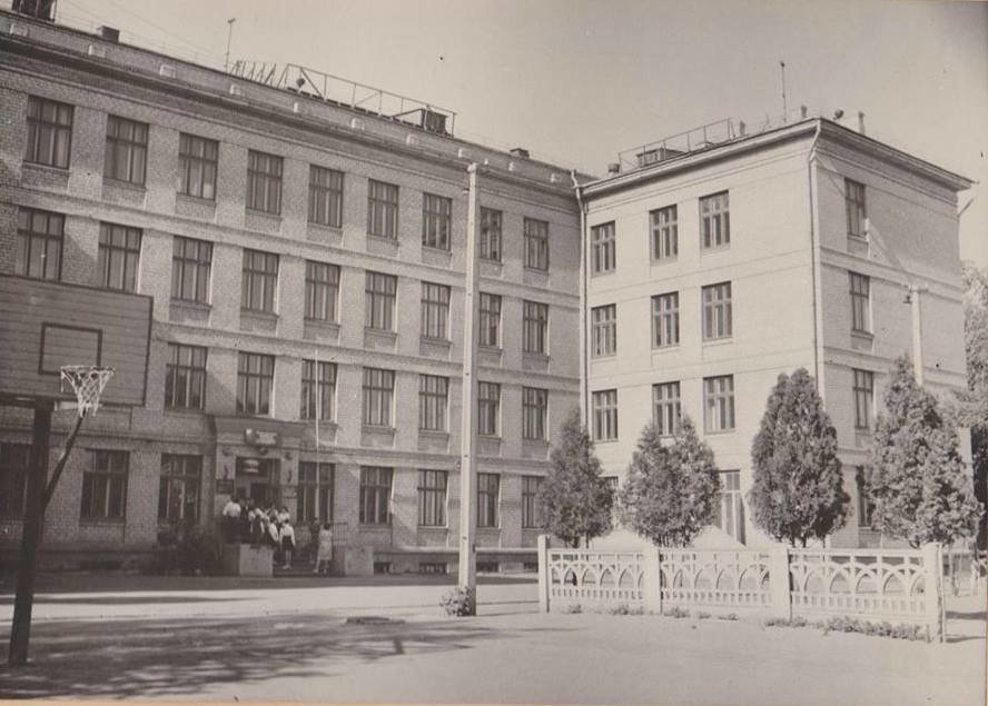 Как выглядели школы и линейки Днепра в советское время, - ФОТО