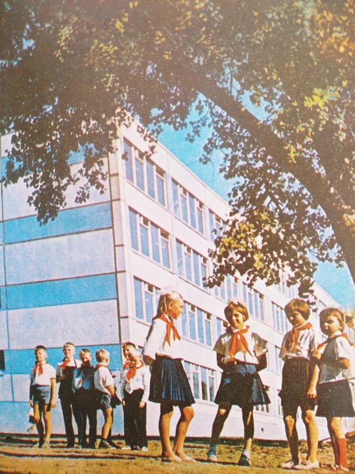 Как выглядели школы и линейки Днепра в советское время, - ФОТО