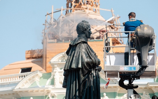 В Одессе ко Дню города мыли памятники
