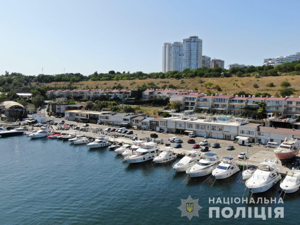 В Одесской области яхта на скорости протаранила лодку и скрылась, бросив пострадавших рыбаков