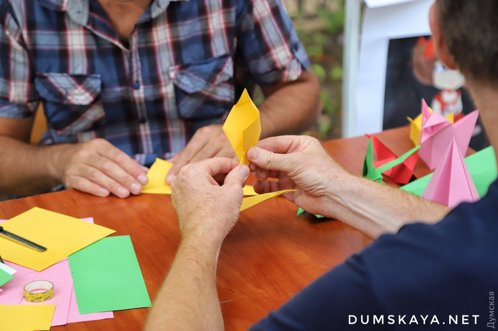 Оригами, плетение кос и картины из арбуза: на Приморском бульваре проходит фестиваль прикладных искусств