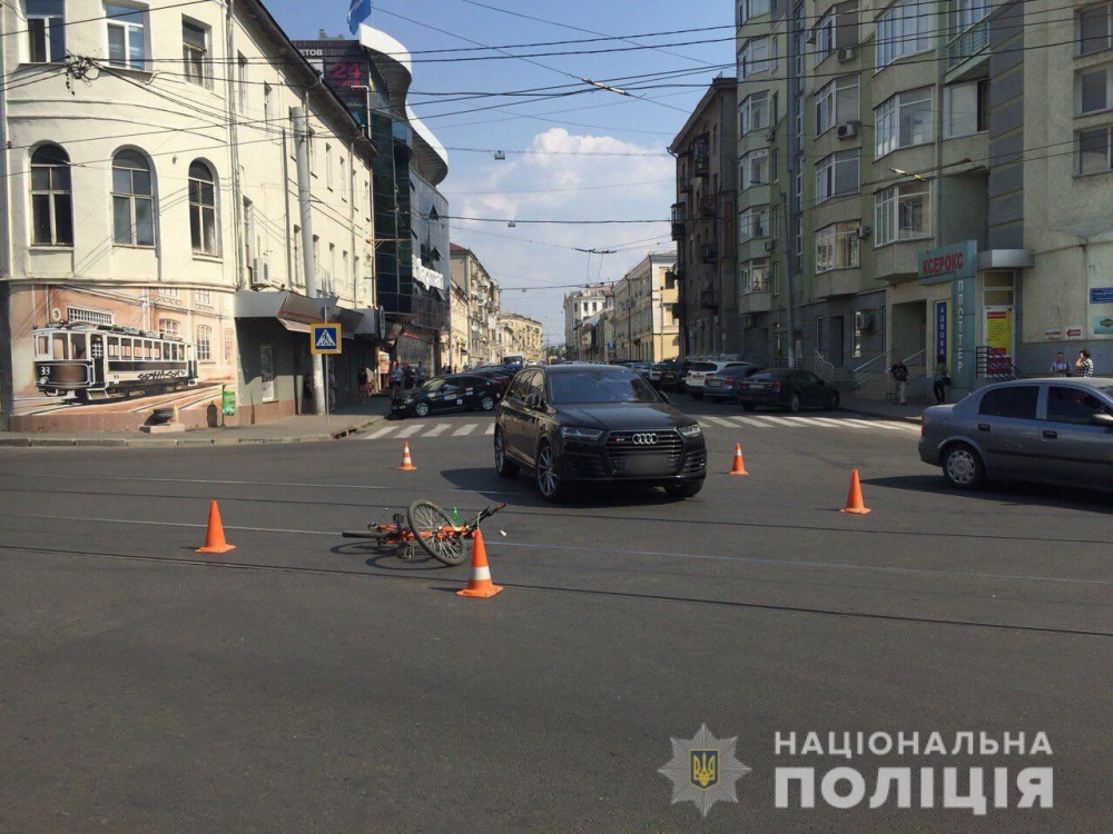 Полицейские устанавливают обстоятельства ДТП в трех районах Харькова