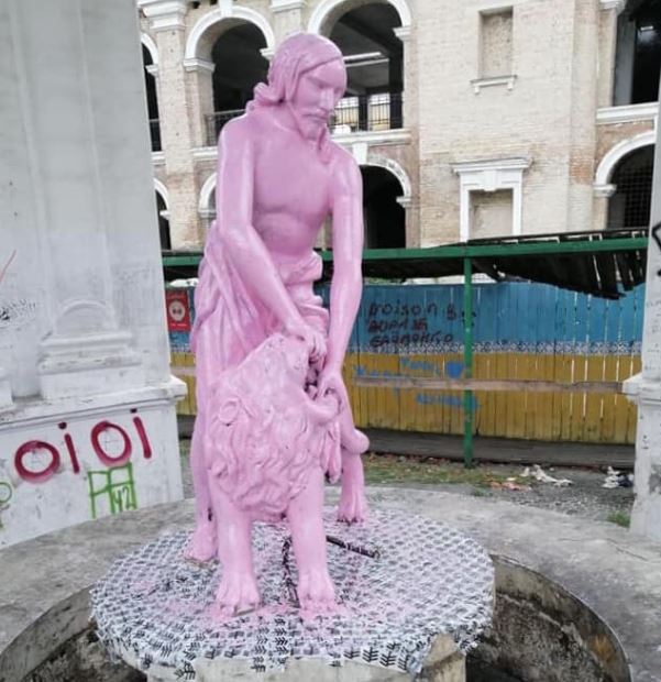 Теперь фонтан с ветхозаветным богатырем Самсоном на Контрактовой площади щеголяет свежей краской - но пользователи Сети возмущены