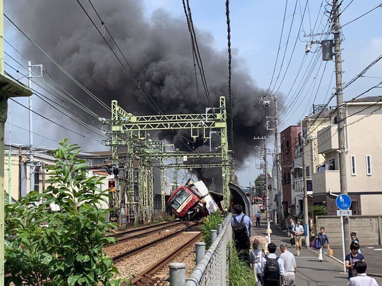 Страшное ДТП с поездом и грузовиком: адское пламя поглотило все, кадры катастрофы с высоты