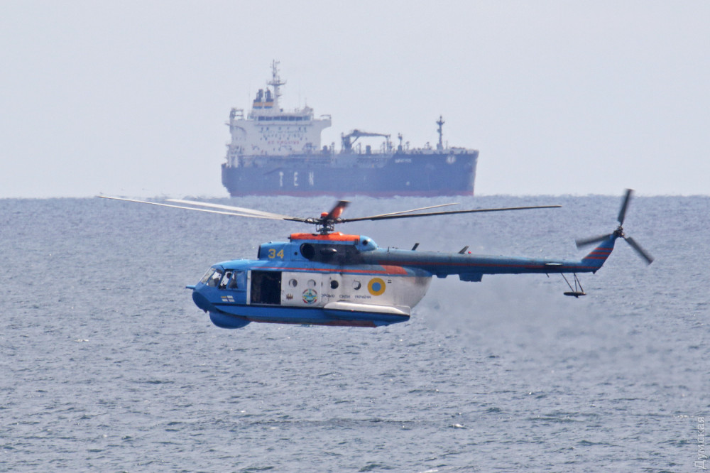 Морпехи и волонтеры десантировались с вертолета и переплыли Одесский залив, чтобы почтить память убитого россиянами морского пограничника