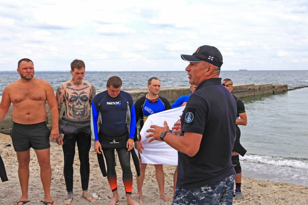 Морпехи и волонтеры десантировались с вертолета и переплыли Одесский залив, чтобы почтить память убитого россиянами морского пограничника