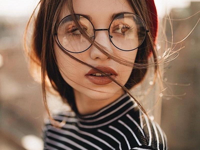 5 советов по макияжу для тех, кто носит очки