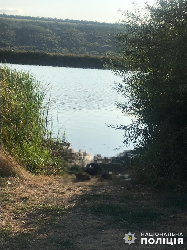 На Николаевщине на берег реки вынесло связанного мертвого мужчину с камнями на шее и ногах (ФОТО)