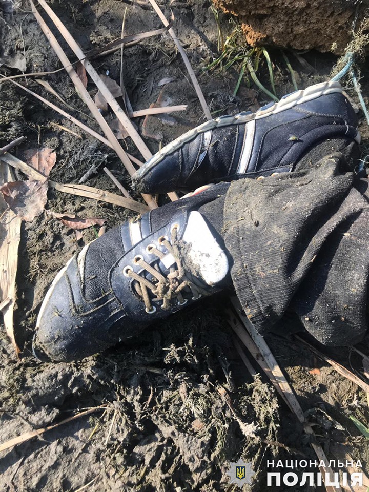 На Николаевщине на берег реки вынесло связанного мертвого мужчину с камнями на шее и ногах (ФОТО)