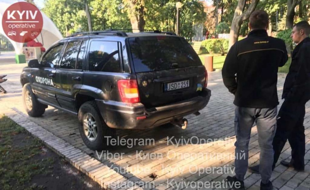 В Киеве автомобиль "охраны" катается по парку Шевченко