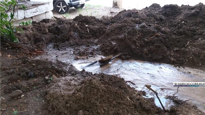 Керчане: тепловики порвали трубу водоснабжения и уехали