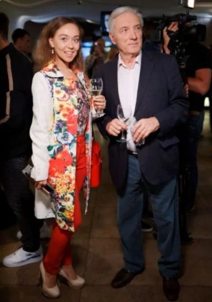 Принаряженный Ющенко в джинсах и светлой рубашке выгулял молодую незнакомку: фото современной пары