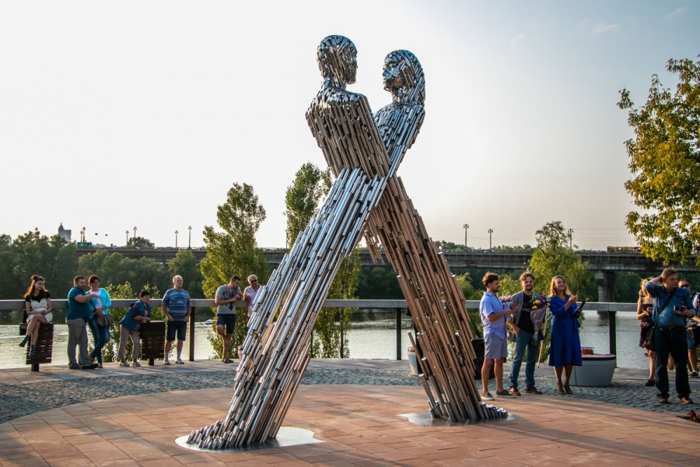 В Киеве скульпторы из Днепра превратили тысячу труб в памятник
