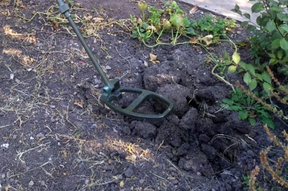 Житель Днепропетровщины нашел гранаты на приусадебном участке