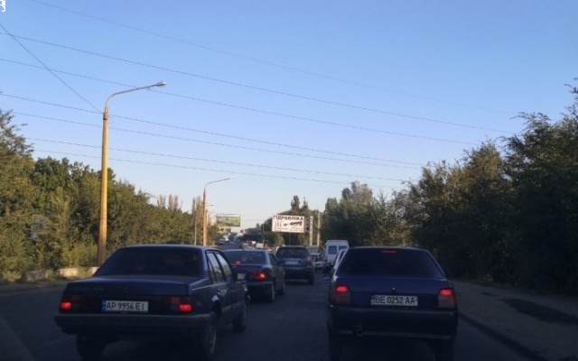В районе Широкобальского путепровода из-за аварии и сломанной фуры образовалась автопробка