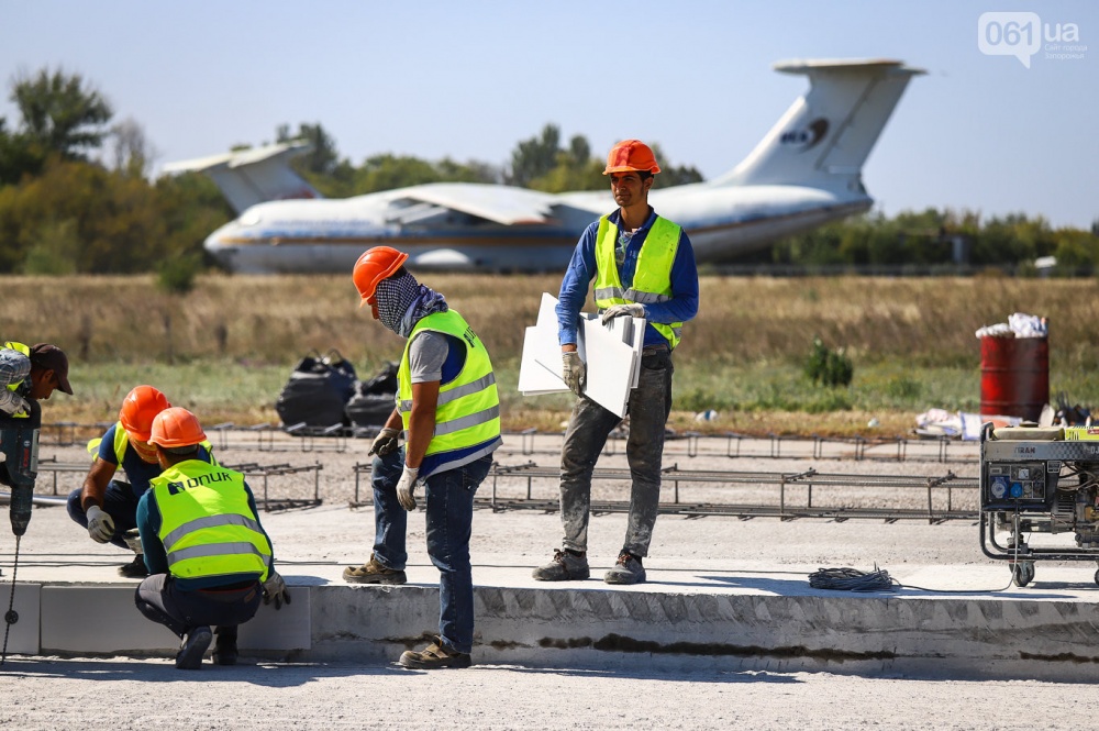 Реконструкция полосы и светосигнальное оборудование: в запорожском аэропорту проводят работы на 442 миллиона гривен, - ФОТОРЕПОРТАЖ